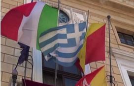 Grecia, a Palermo esposta la bandiera greca nella sede del Comune