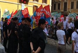 Insegnanti e studenti in piazza a Roma contro la riforma scuola