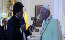 Morales dona a Papa Francesco un crocifisso con falce e martello