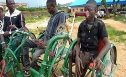 In Nigeria bici a tre ruote per aiutare gli ammalati di polio