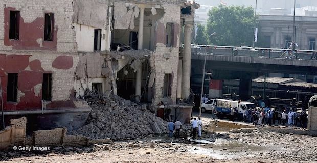 Autobomba al consolato italiano al Cairo: 1 morto e 6 feriti. Gentiloni: “”E’ stato un attacco diretto all’Italia”
