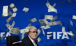 Blatter contestato con lancio banconote false. A febbraio nuove elezioni