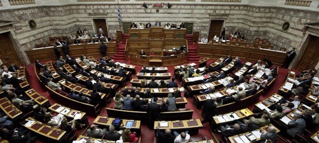 Parlamento greco vota mandato a Tsipras “con tanto di allori”