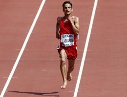 Mondiali atletica, lo yemenita Al-Qwabani corre scalzo i 5.000