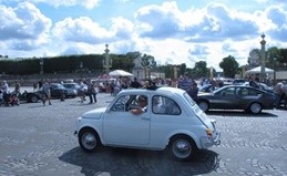 A Parigi sfilano le auto d'epoca, in testa Fiat 500 e Alfa Romeo