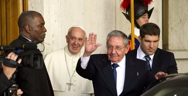 raul_castro_francesco papa