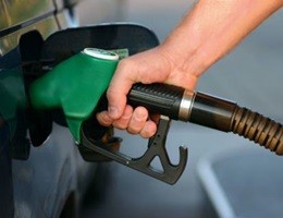 Stop aumento accise benzina, disattivate clausole. Misure anche per aziende in amministrazione straordinaria