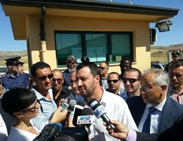 Salvini al Cara di Mineo: "Renzi e Alfano sono due incapaci. Mons. Peri? Si candidi"