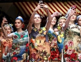 Tanto colore alla prima selfie-sfilata di Dolce & Gabbana (video)