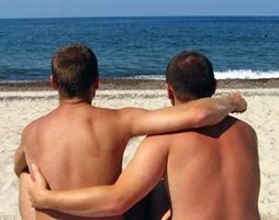 Negato ricongiungimento di una coppia gay, Corte europea condanna l'Italia