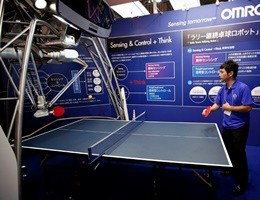A Tokyo un robot per il ping pong e specchi hi-tech troppo onesti (video)