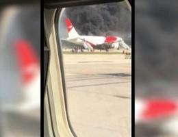 In Florida un aereo si incendia sulla pista, il video amatoriale