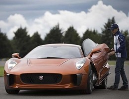 Felipe Massa come il cattivo di ”Spectre”, guida la Jaguar di 007