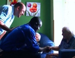 A-Catania-i-richiedenti-asilo-fanno-compagnia-agli-anziani-640x358