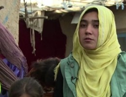 Aziza, la 14enne afgana che salva i bambini portandoli a scuola (video)