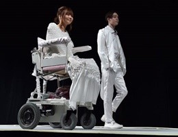 Modelle disabili in passerella alle sfilate di Tokyo (video)