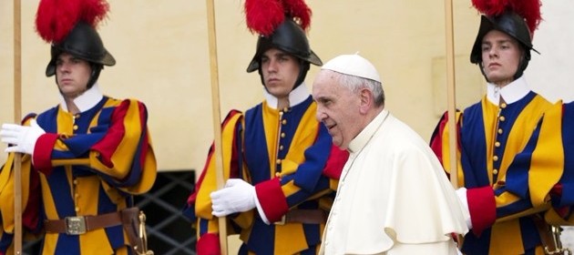 Guardie-Svizzere-con-Papa-Francesco