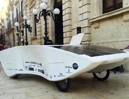 In pista l'auto solare da corsa low cost progettata in Sicilia