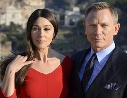 Cinema, saga di James Bond. Bacio tra 007 e Monica Bellucci (video)