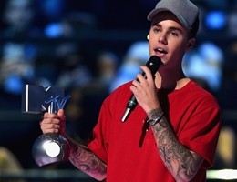 Mtv EMA, Justin Bieber mattatore vince 5 premi e batte Taylor Swift (video)