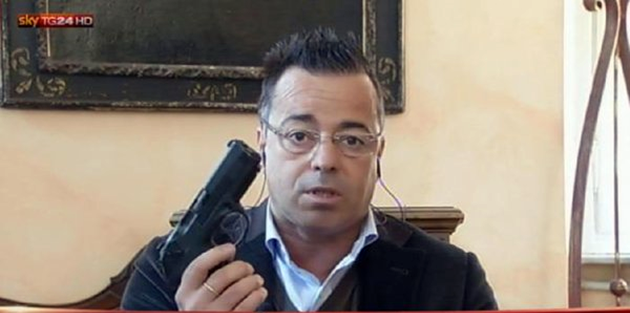 Il leghista Buonanno esibisce pistola in tv, show a sky tg24