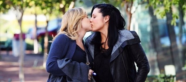 coppia-lesbica-bacio gay