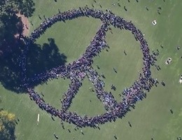 Buon compleanno John Lennon: simbolo della pace da record (video)