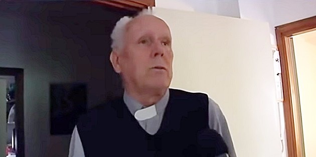L'intervista choc del prete in tv: "La pedofilia? La capisco, i bambini cercano affetto"