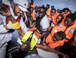 Si rovesciano quattro barconi nel Mediterraneo: 400 migranti dispersi