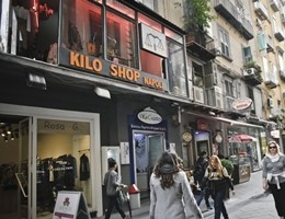 A Napoli il primo negozio in Italia che vende gli abiti a peso