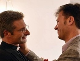 monsignor-charamsa-con-il-compagno-717130