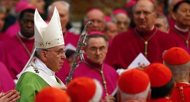 Il Papa apre il sinodo a San Pietro: "Dio vuole l'unione tra uomo e donna"