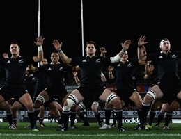 Rugby, All Blacks campioni del mondo accolti dall'Haka dei tifosi (video)