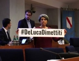 Campania-M5S-occupano-banchi-presidenza-Consiglio-via-De-Luca-640x358 (1)