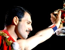 Freddie Mercury, primo ciak a giugno. C’è già il titolo