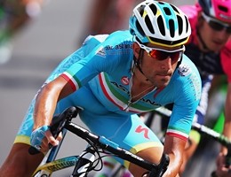 Nibali vince il Giro d'Italia, giudici neutralizzano i tempi