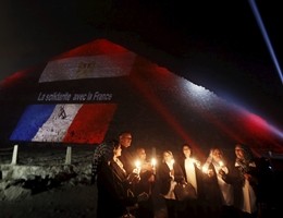Da Giza a Dubai, il mondo arabo commemora la tragedia di Parigi (video)