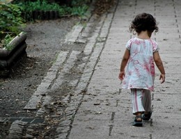 bambino-piccolo-solo