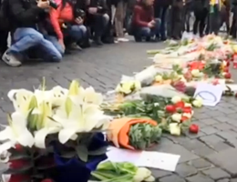 ''Je suis parisien'', fiori davanti all'ambasciata francese a Roma (video)