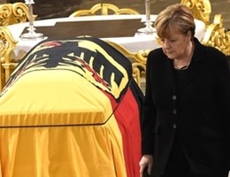 Merkel, Draghi e Napolitano ai funerali di Helmut Schmidt