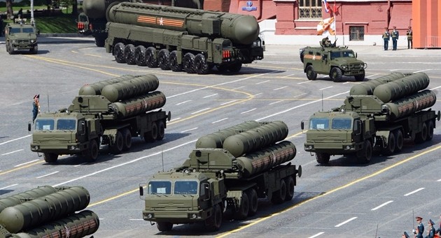 La Russia piazza missili in Siria. Putin pronto a comando unico con Usa e Francia