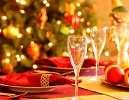 Natale, gli italiani non rinunciano a regali e cene