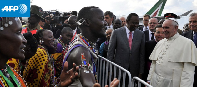 Il Papa atterra a Nairobi, prima tappa del suo viaggio in Africa. Rischio attentati? "Sono preoccupato per le zanzare"