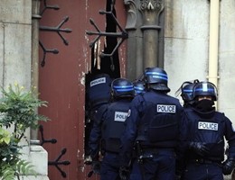 Cervello stragi di Parigi ”morto a Saint Denis”
