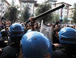 scuola_scontri_studenti_polizia