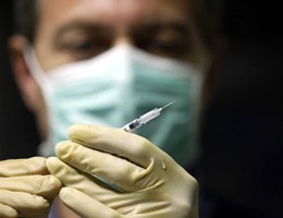 Un anno di vaccini in Italia, Aifa: l’83,7% degli eventi avversi non sono gravi