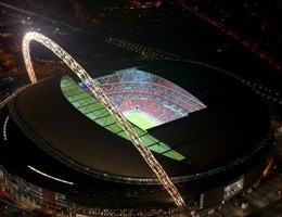 Wembley Stadium illuminato con la bandiera francese (video)