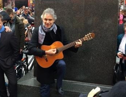 Bocelli canta a New York per strada per i senzatetto