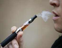L'aggiunta delle e-cig alla sigaretta classica non toglie vizio del fumo