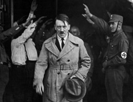 Una ricerca conferma: “Hitler aveva un solo testicolo”